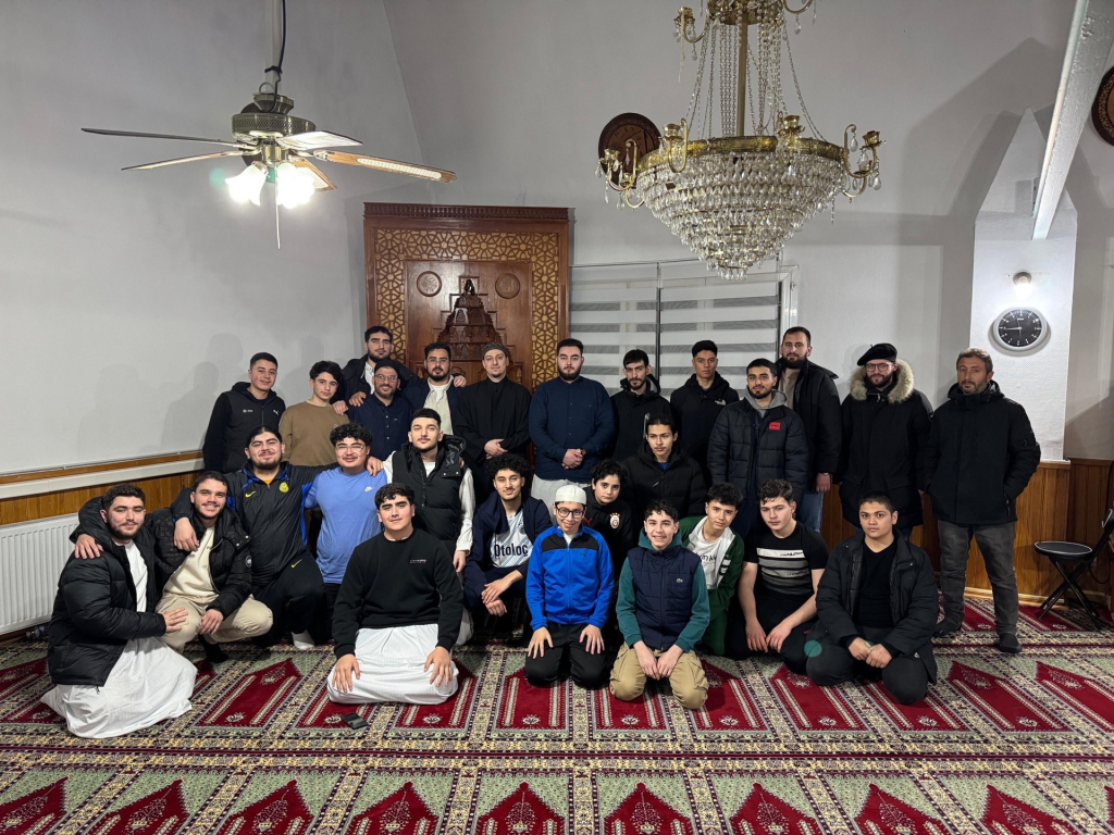Les jeunes de la section à la mosquée